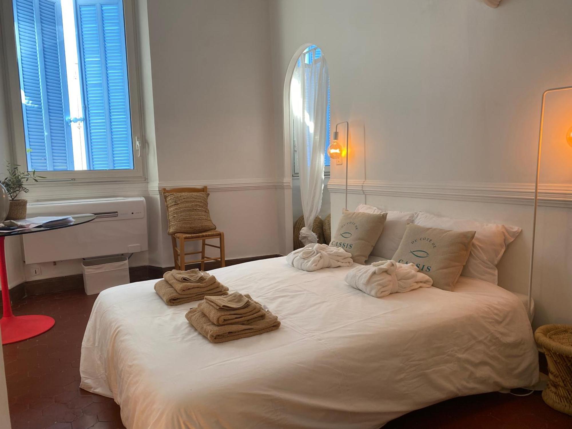 Click! Casa Lamartine Fabulous Ideal Location Walk To All!!! 카시스 외부 사진