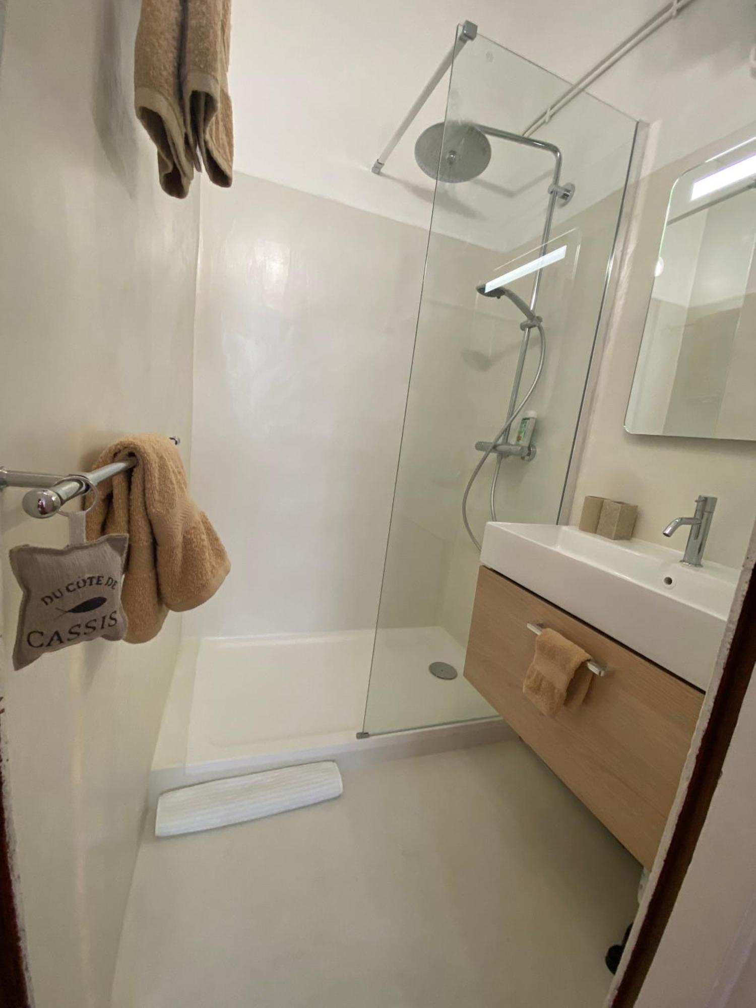 Click! Casa Lamartine Fabulous Ideal Location Walk To All!!! 카시스 외부 사진